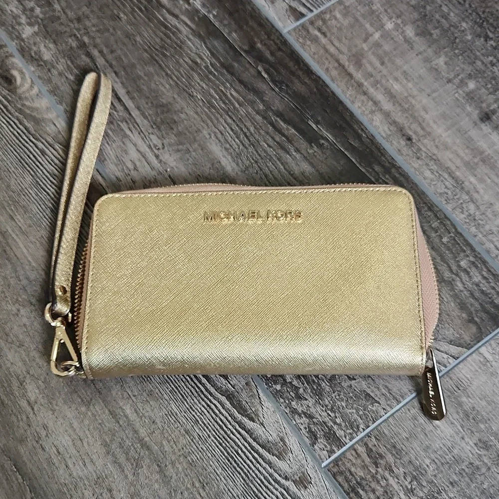 Michael Kors gold wallet - Picture 1 of 3